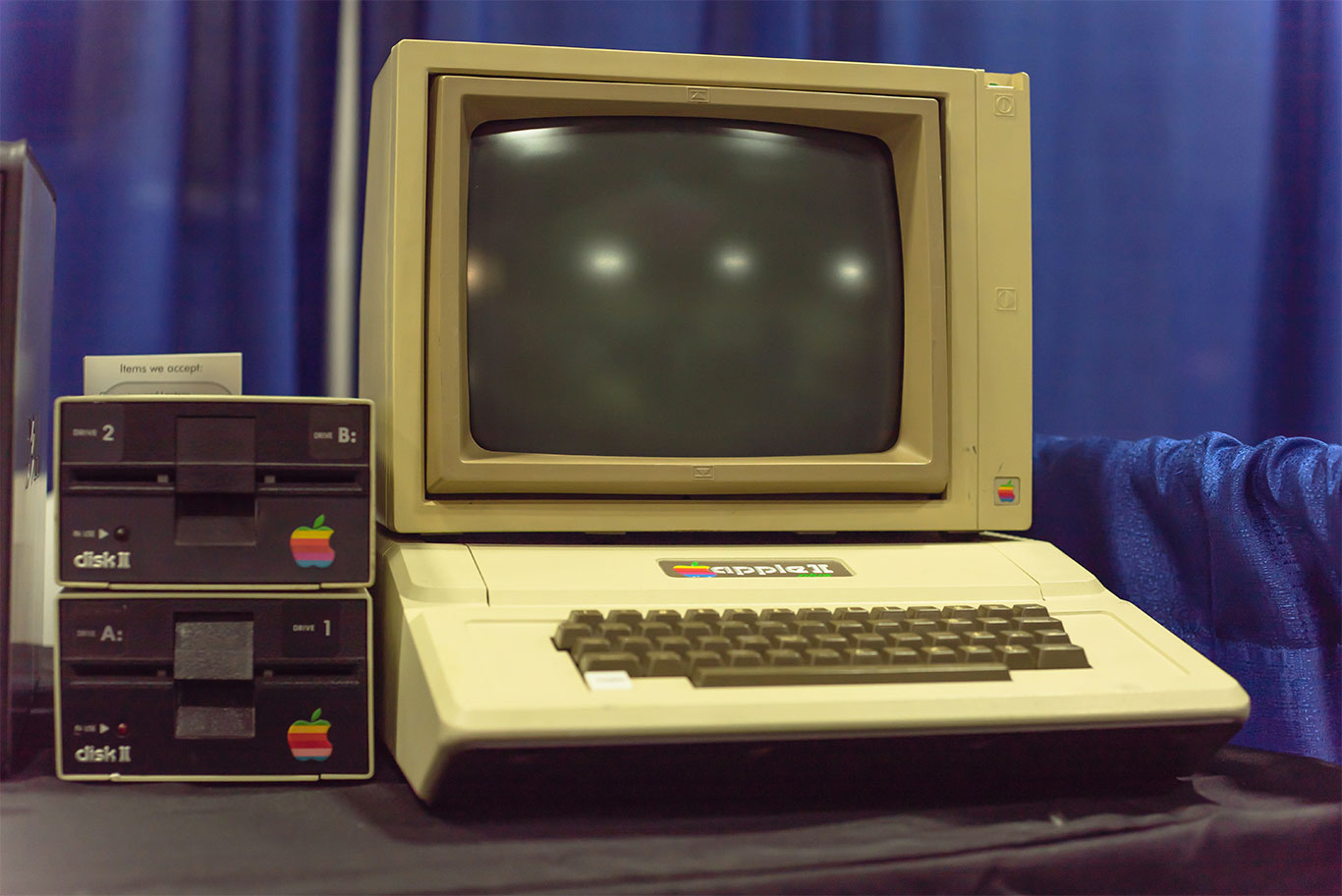 Az 1979 júniusában piacra dobott Apple II Plus számítógép monitorral és lemezmeghajtókkal