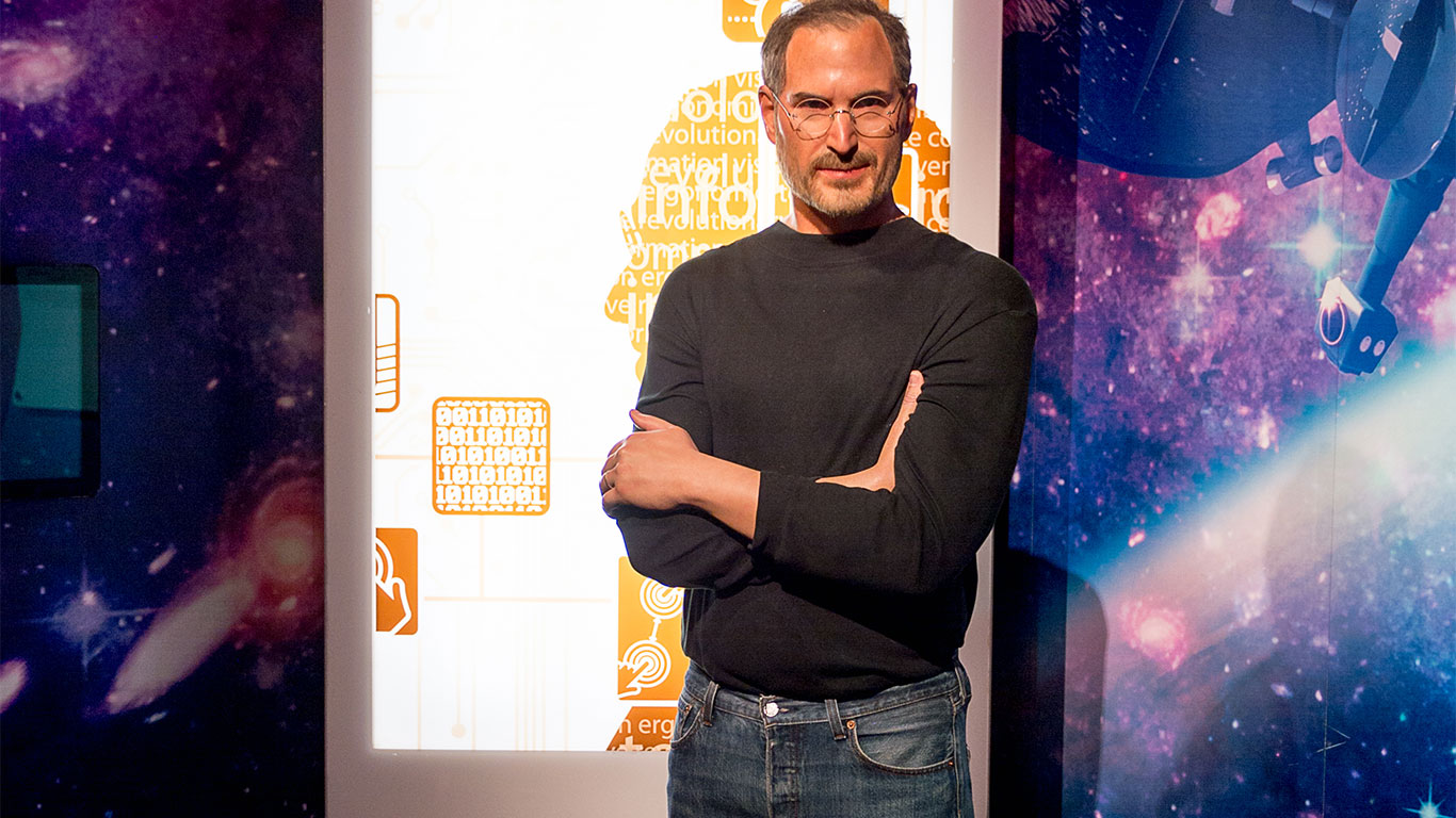 Steve Jobs egy nagyméretű Apple okostelefonmakett előtt